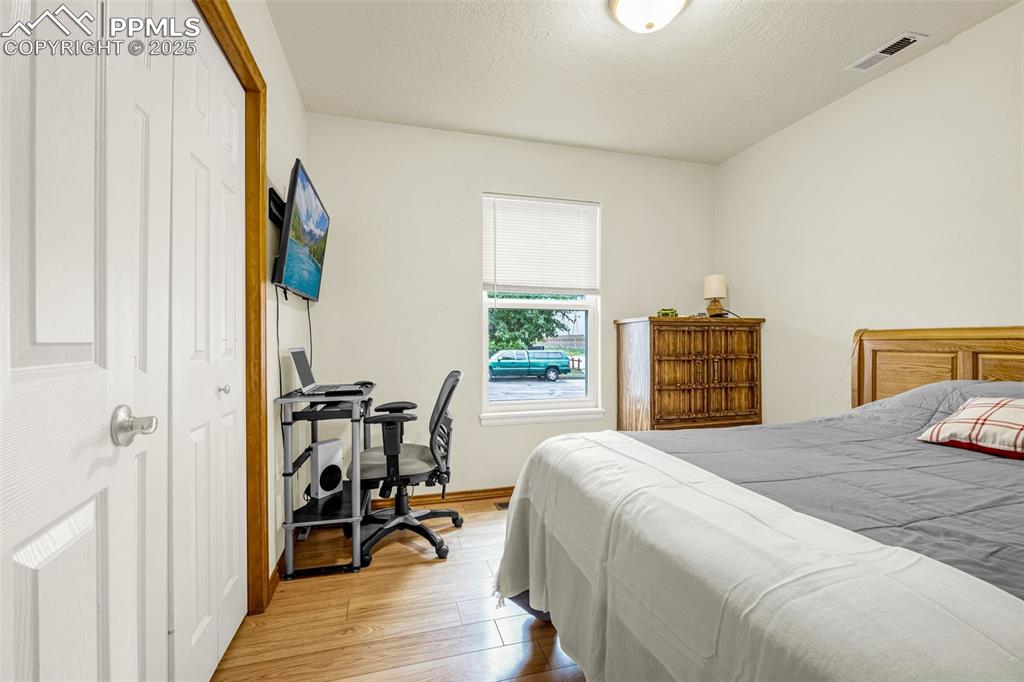 Image 7 of 23: Bedroom