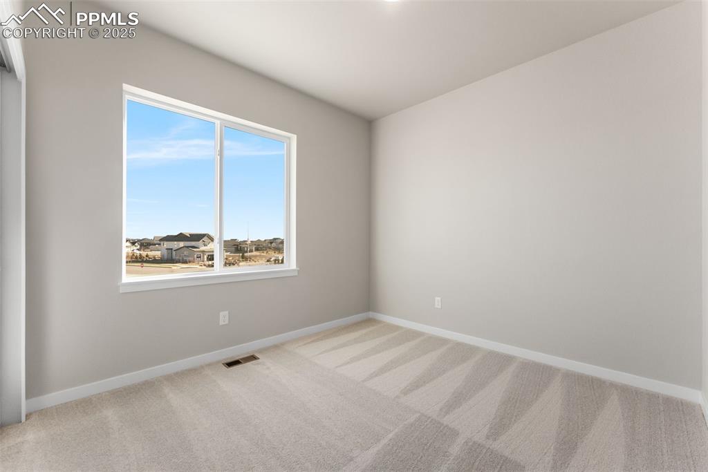 Image 17 of 32: Bedroom