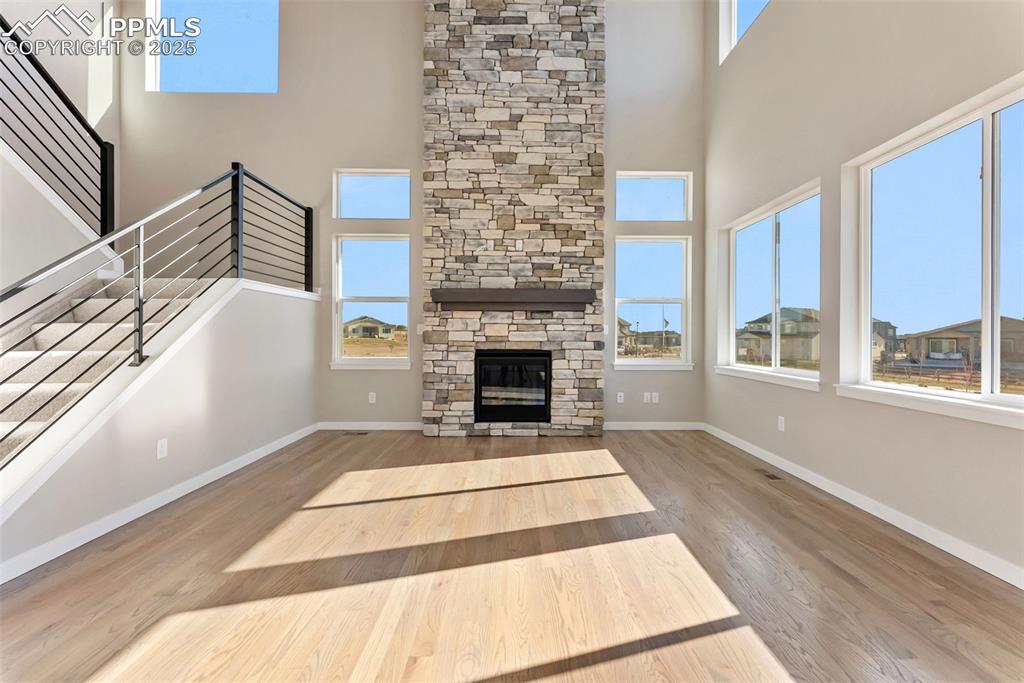 Image 2 of 32: Living Room