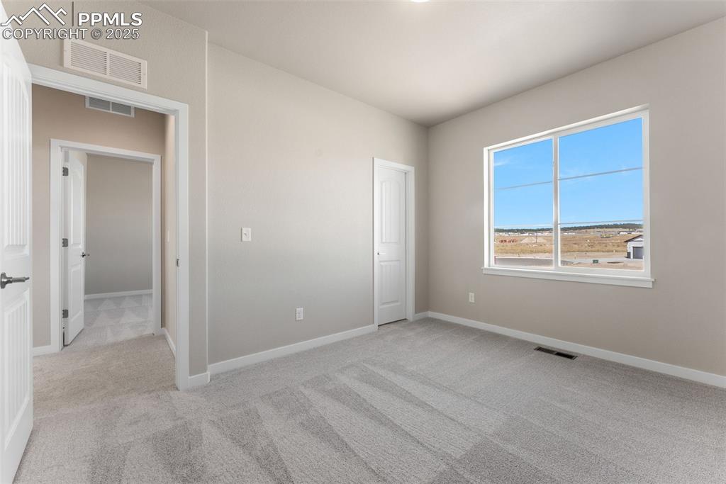 Image 23 of 32: Bedroom