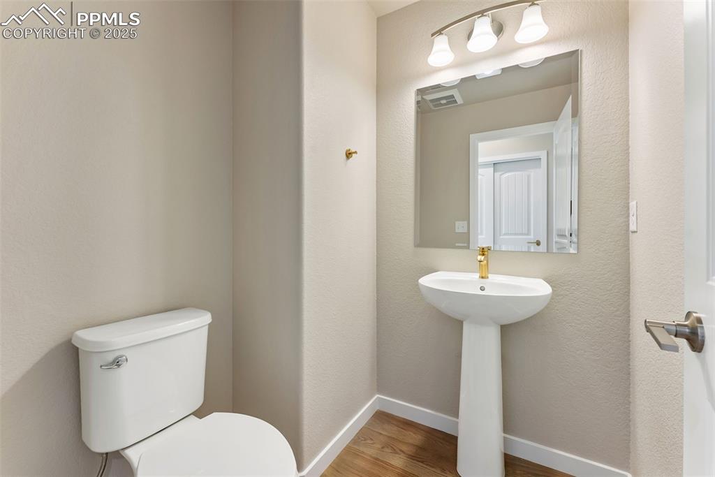 Image 24 of 32: Bathroom