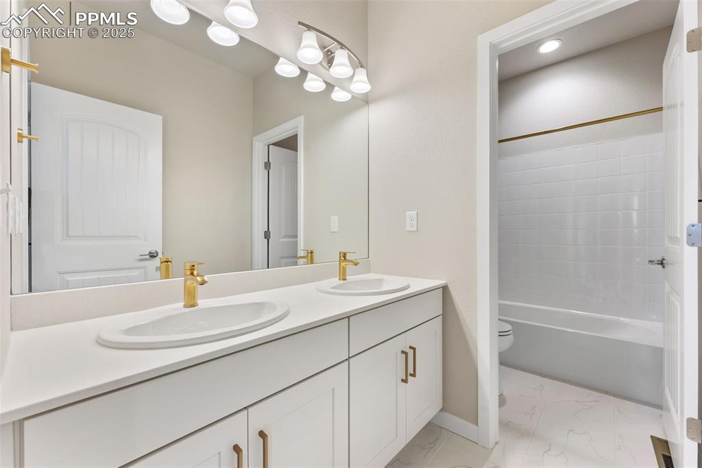 Image 25 of 32: Bathroom