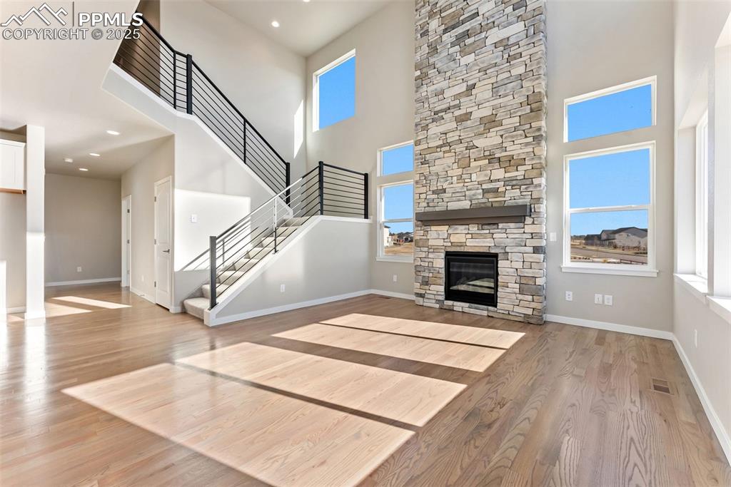 Image 4 of 32: Living Room