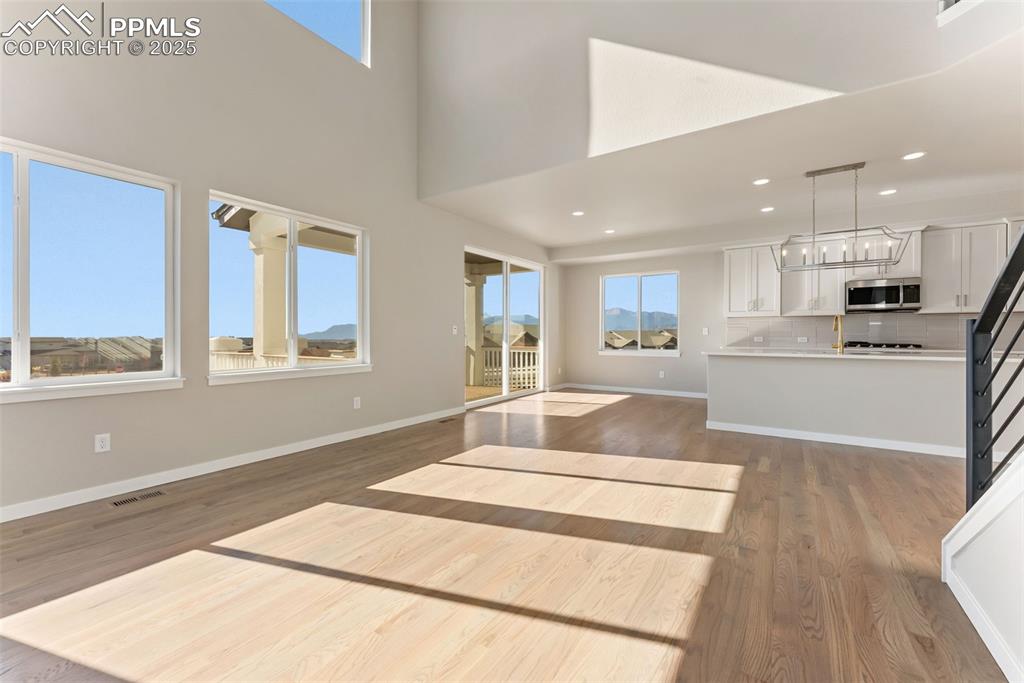 Image 5 of 32: Living Room