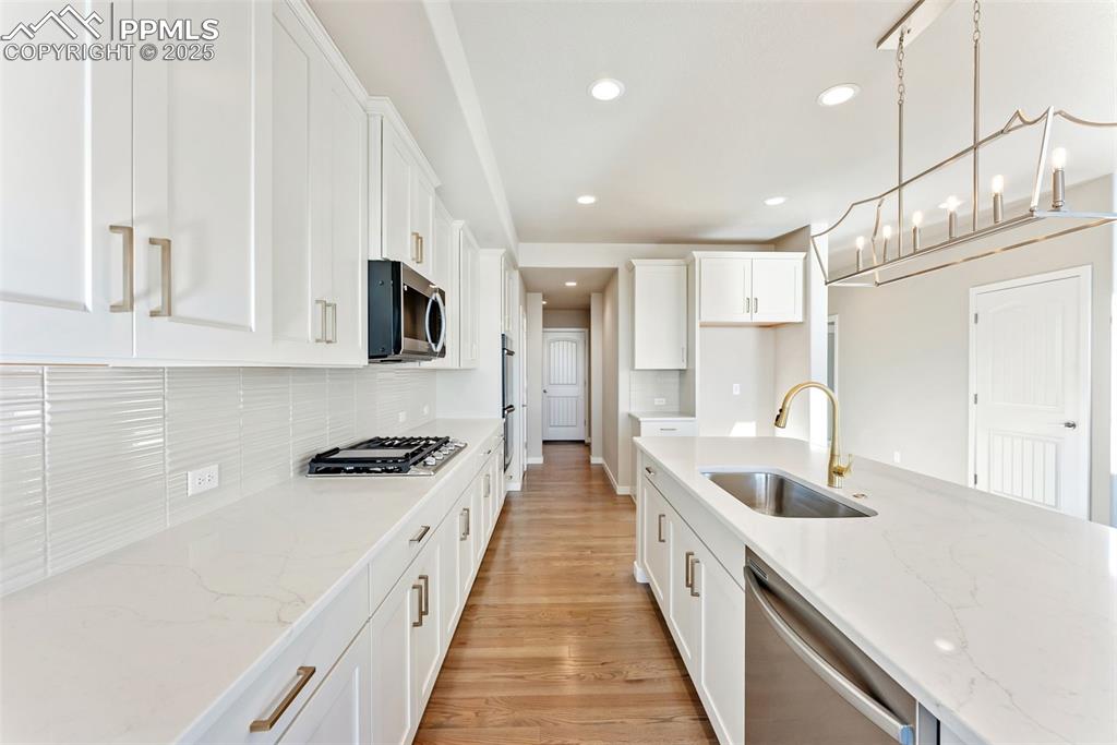 Image 6 of 32: Kitchen