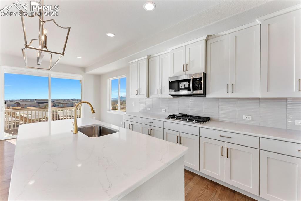 Image 7 of 32: Kitchen