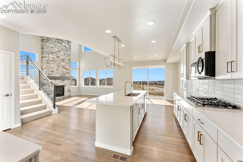 Image 8 of 32: Kitchen