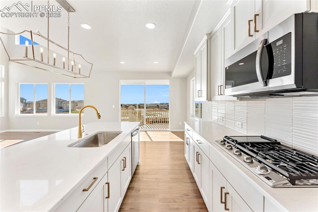 Image 9 of 32: Kitchen