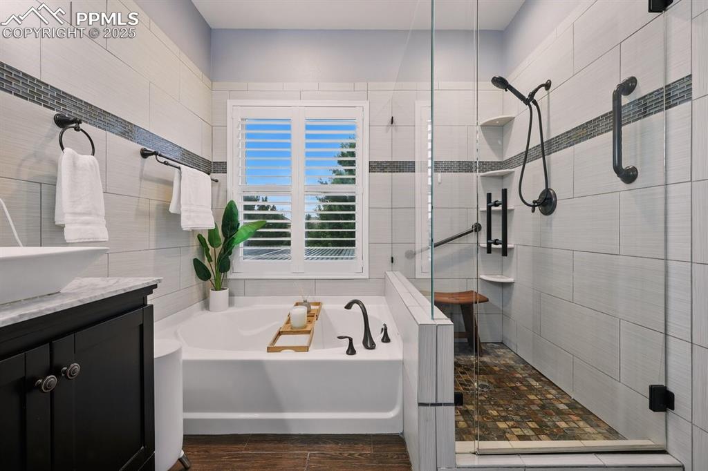 Image 14 of 42: Bathroom