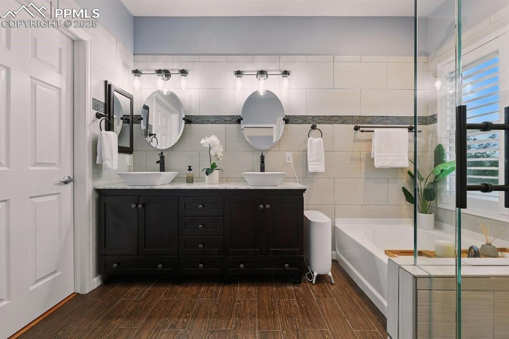 Image 15 of 42: Bathroom