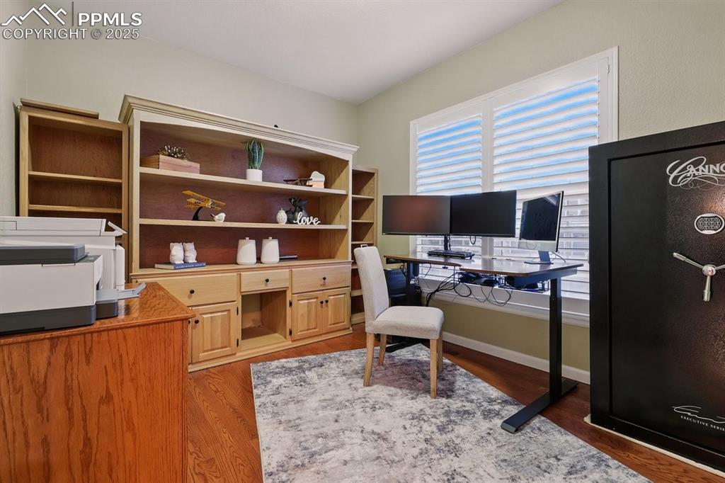 Image 16 of 42: Office