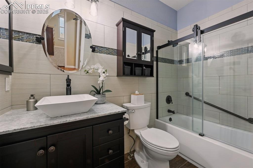 Image 18 of 42: Bathroom
