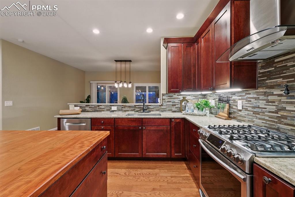 Image 5 of 42: Kitchen