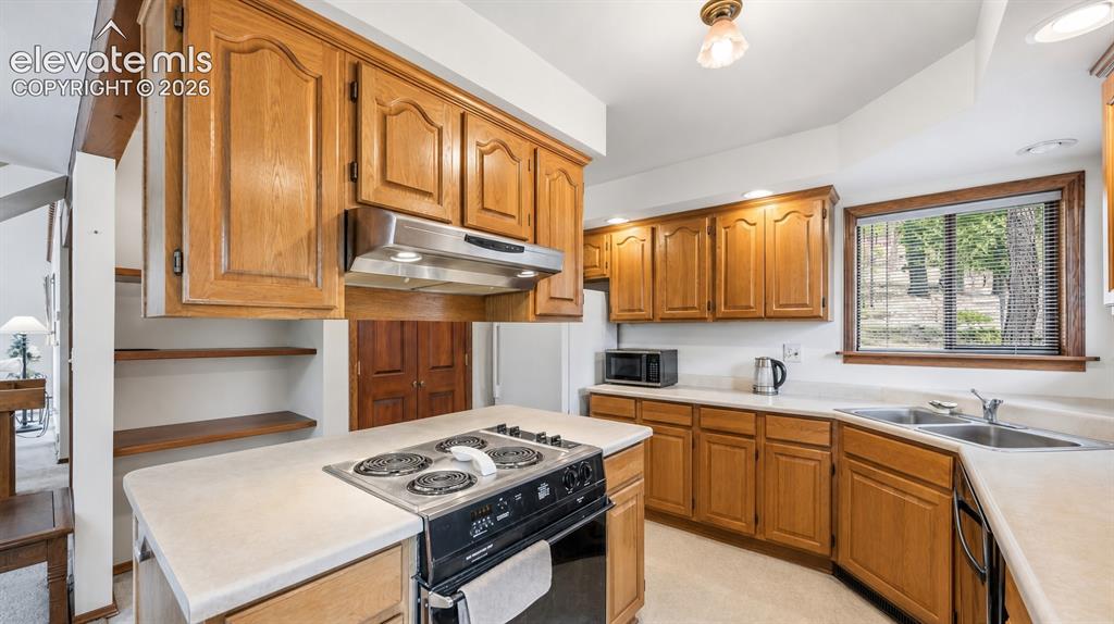 Image 14 of 34: Kitchen