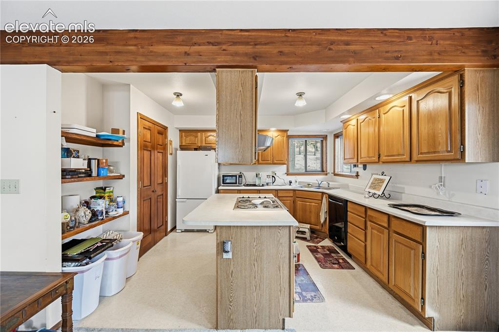 Image 15 of 34: Kitchen