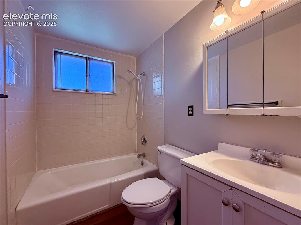 Image 15 of 24: Bathroom