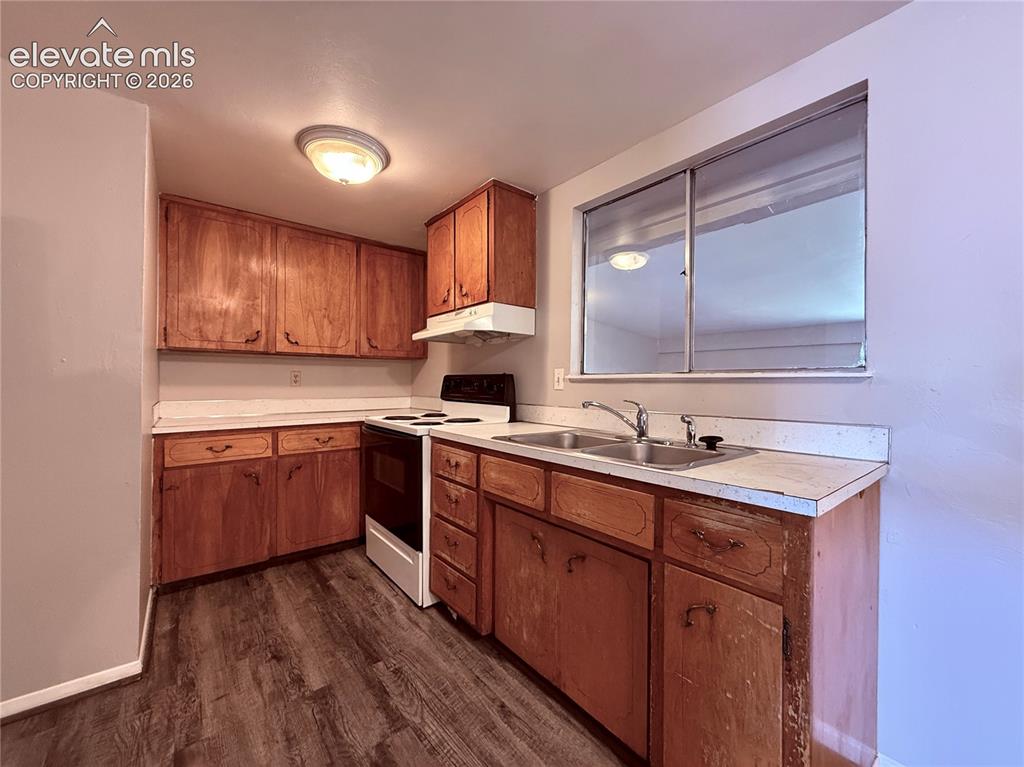 Image 9 of 24: Kitchen