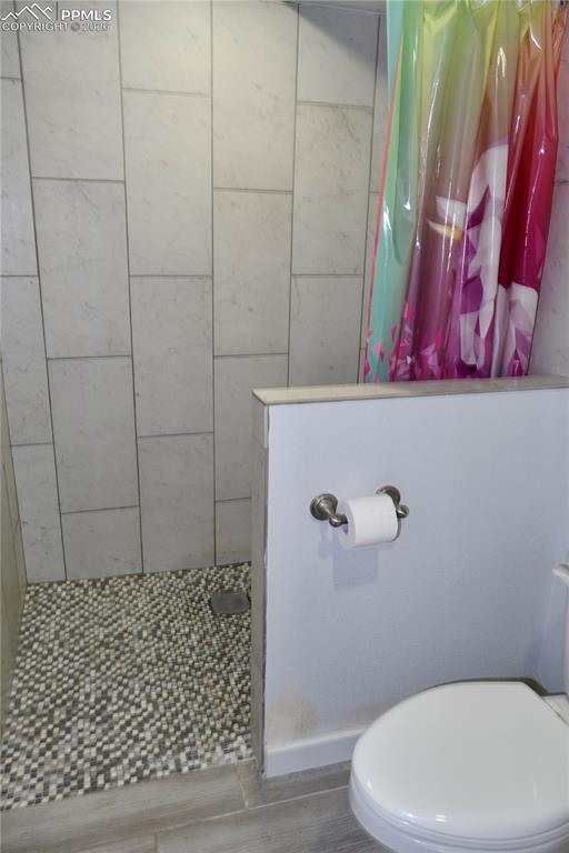 Image 20 of 24: Bathroom