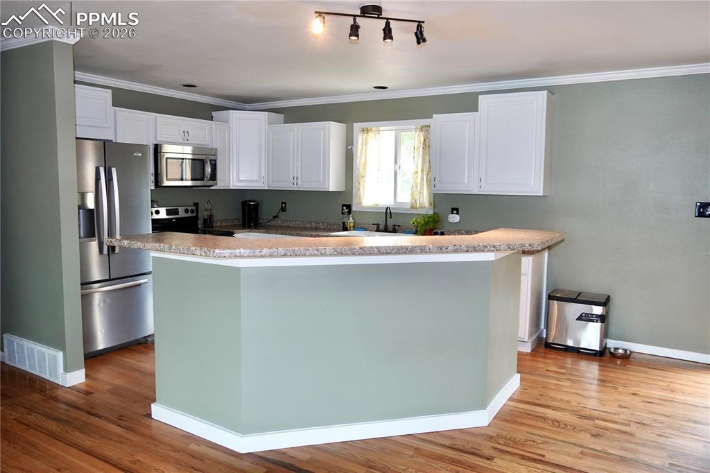 Image 7 of 24: Kitchen