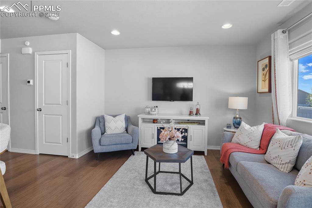 Image 11 of 31: Living Room