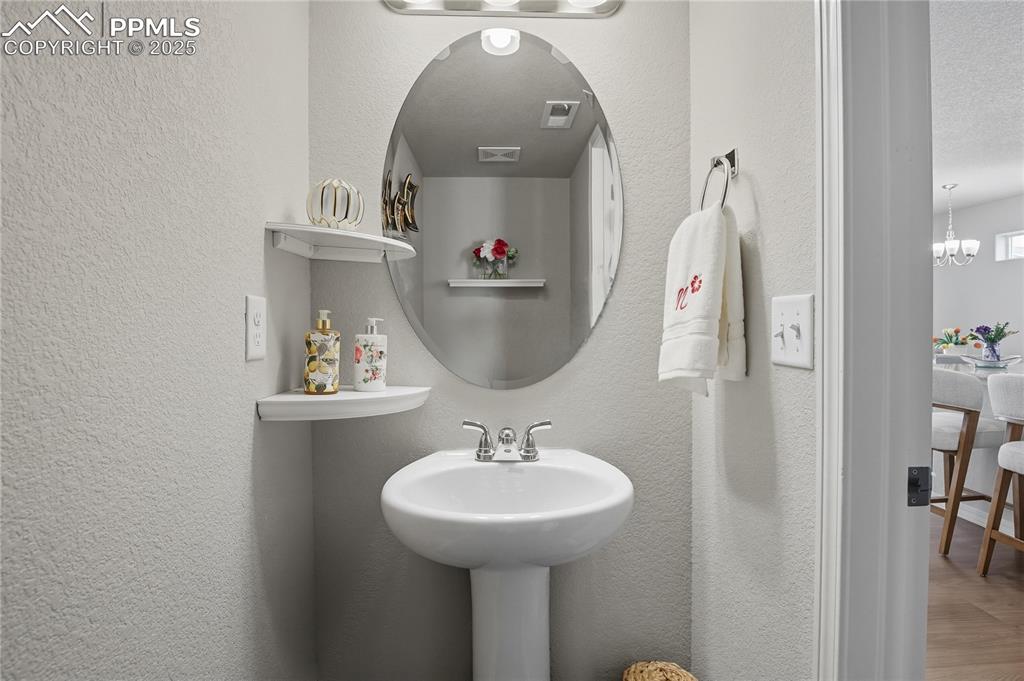 Image 12 of 31: Bathroom