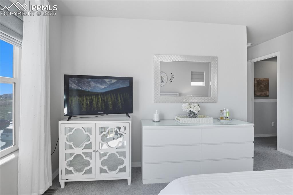 Image 15 of 31: Bedroom