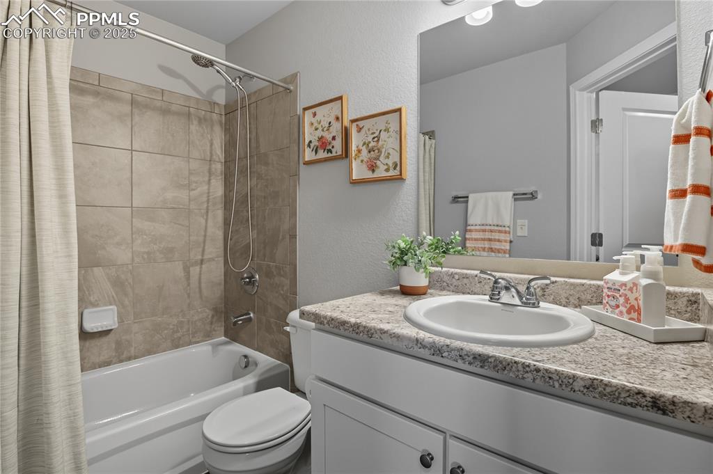 Image 23 of 31: Bathroom