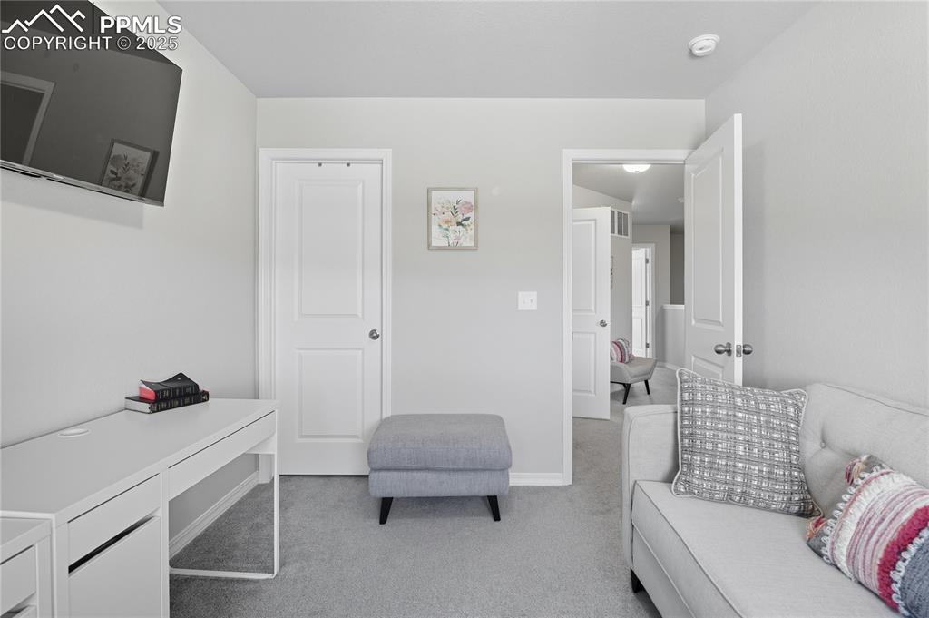 Image 25 of 31: Sitting Room