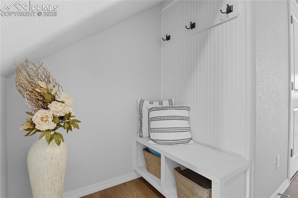 Image 5 of 31: BEAUTIFULL CRAFTED HALLTREE AT THE ENTRANCE