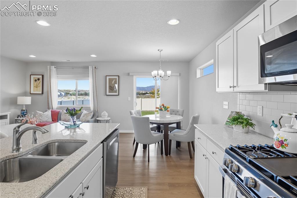 Image 8 of 31: Kitchen