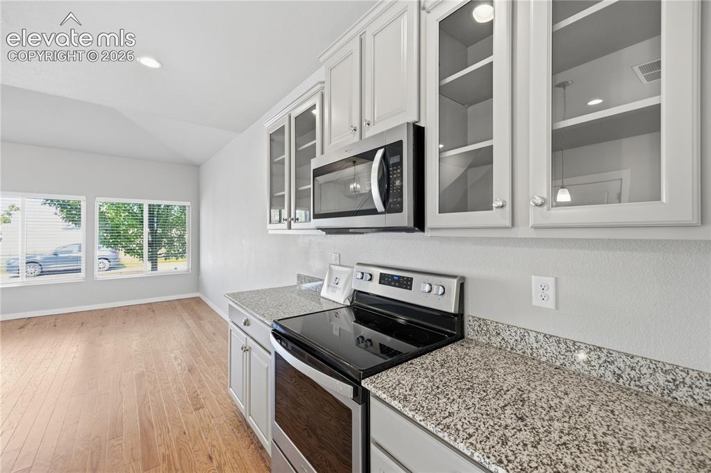 Image 10 of 30: Kitchen