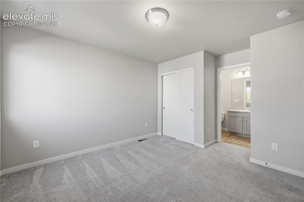 Image 18 of 30: Bedroom