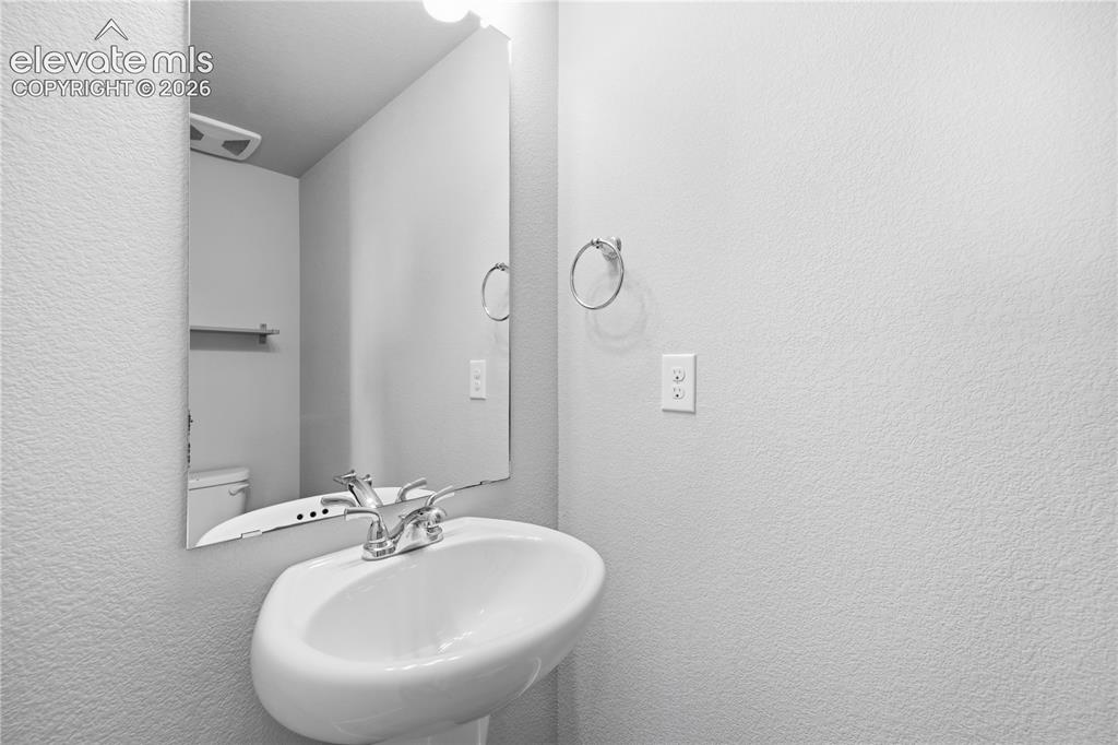 Image 24 of 30: Bathroom