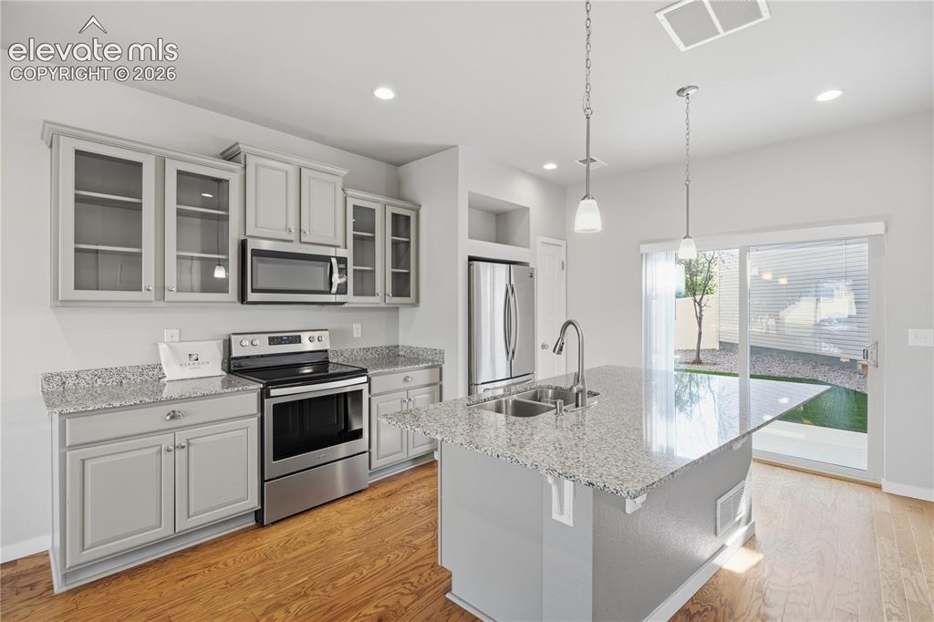 Image 8 of 30: Kitchen
