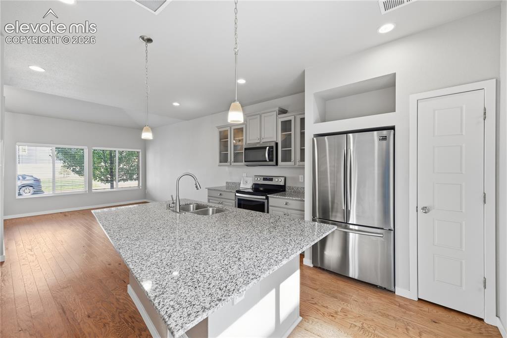 Image 9 of 30: Kitchen