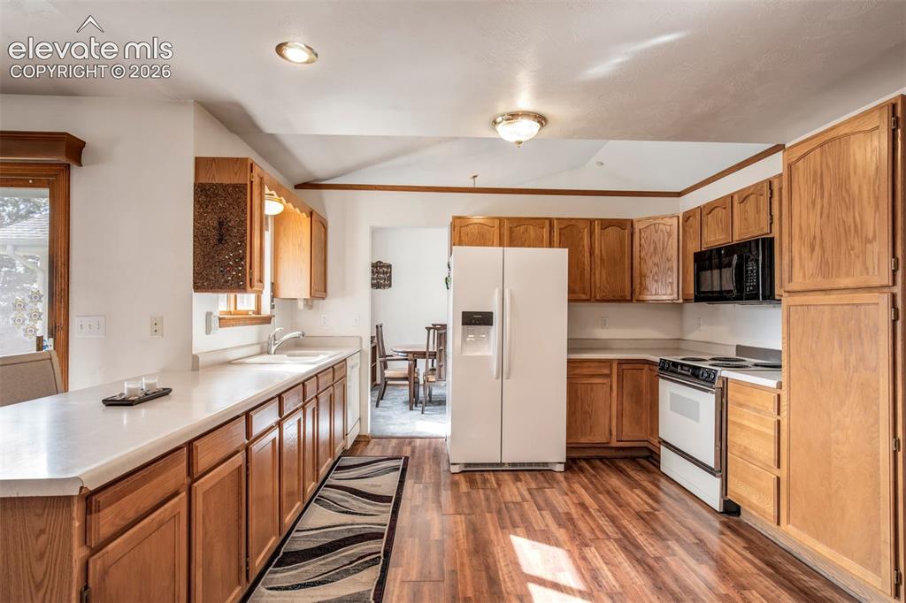 Image 13 of 47: Kitchen