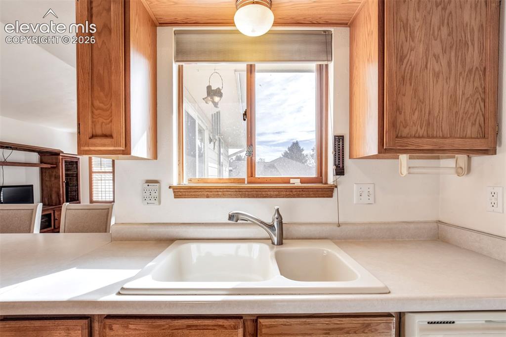 Image 15 of 47: Kitchen