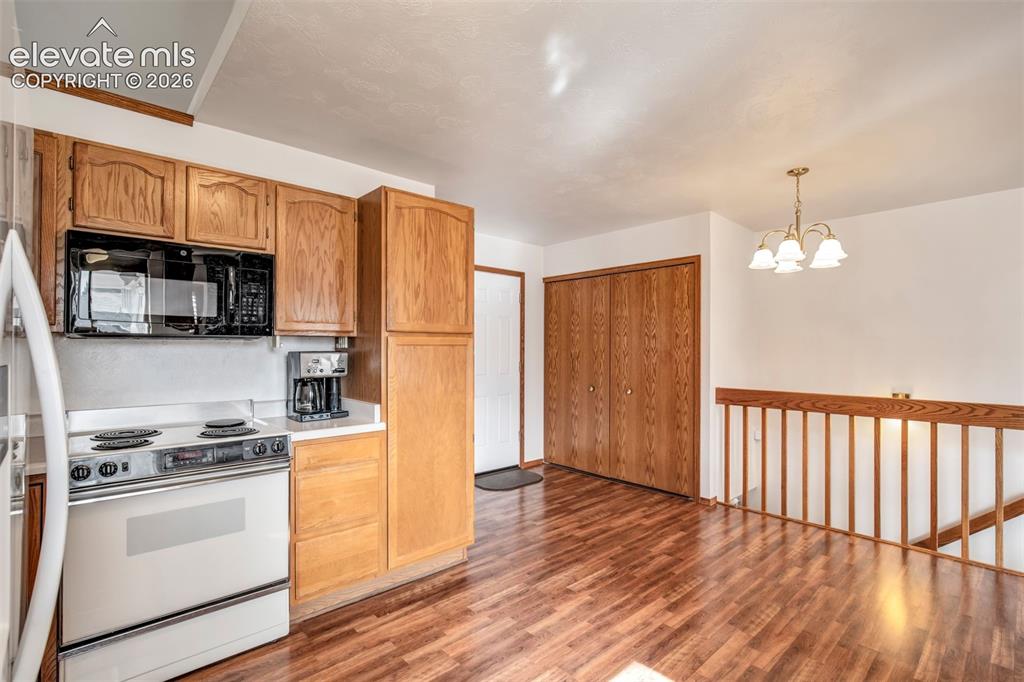 Image 16 of 47: Kitchen