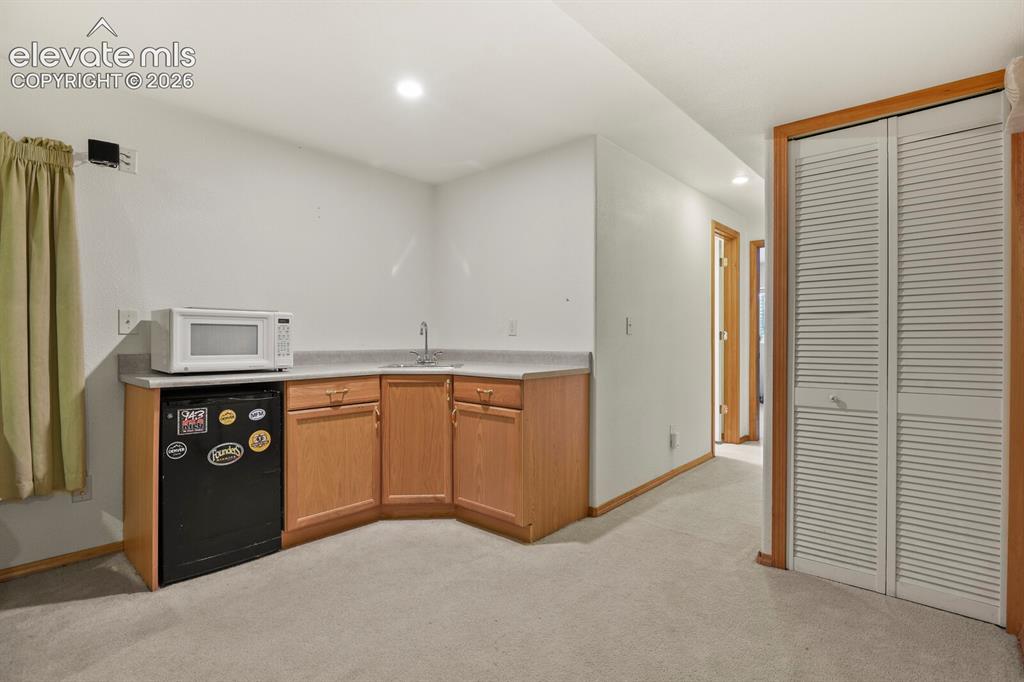 Image 33 of 44: Wet bar area.