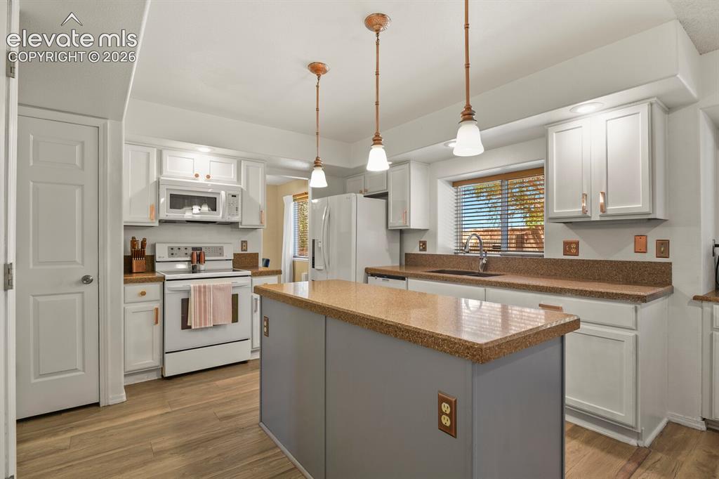 Image 6 of 44: Kitchen