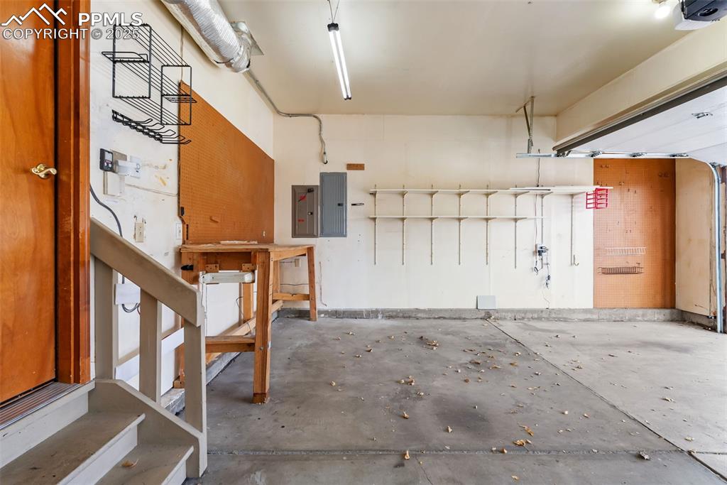 Image 21 of 25: Garage