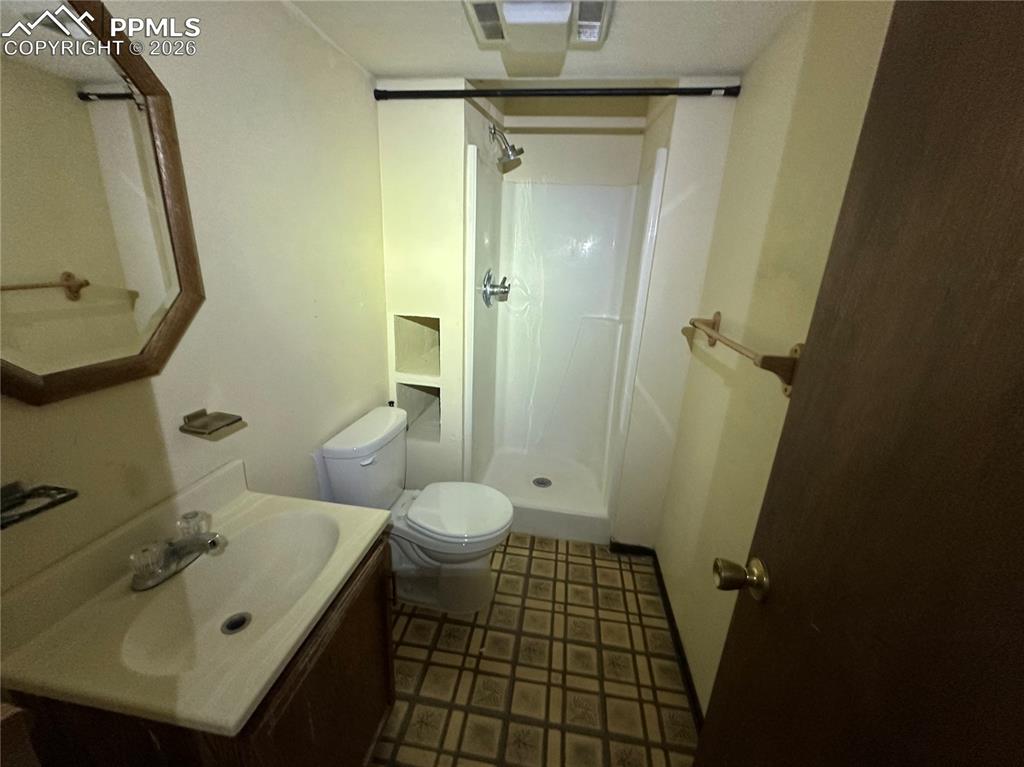 Image 10 of 12: Bathroom