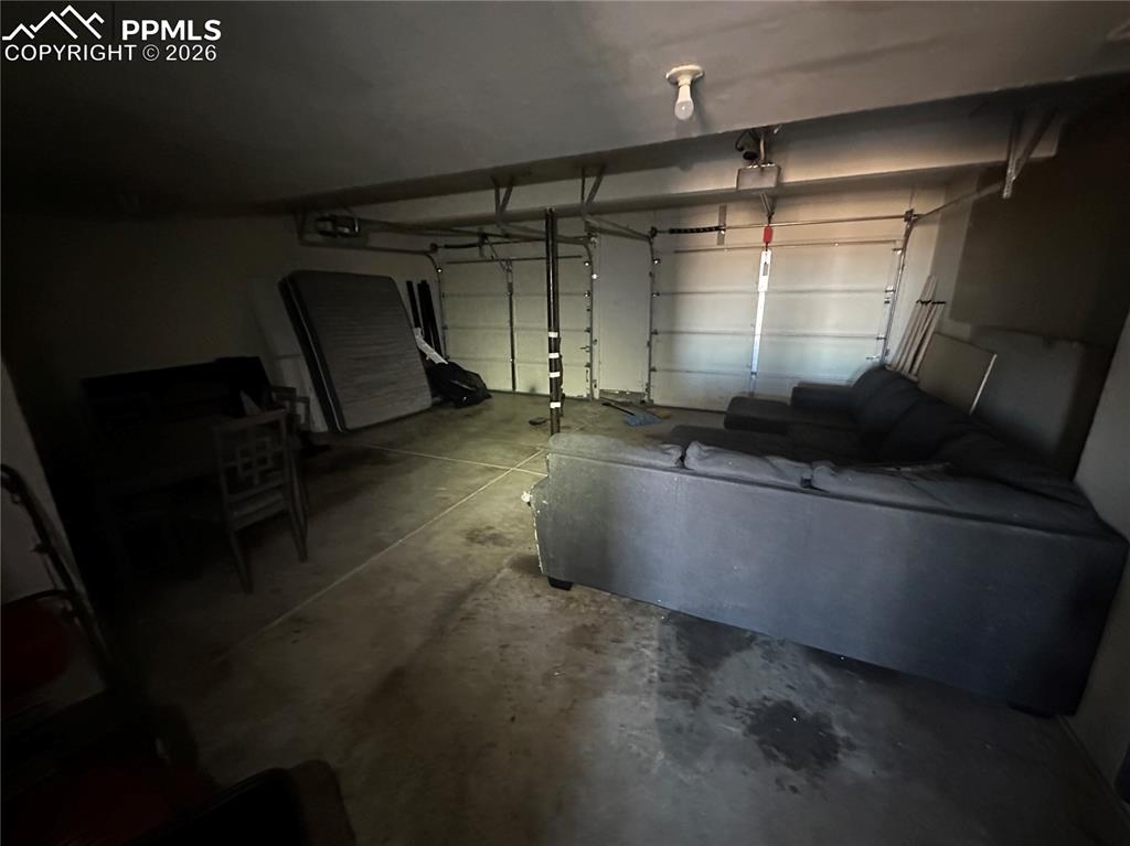 Image 11 of 12: Garage