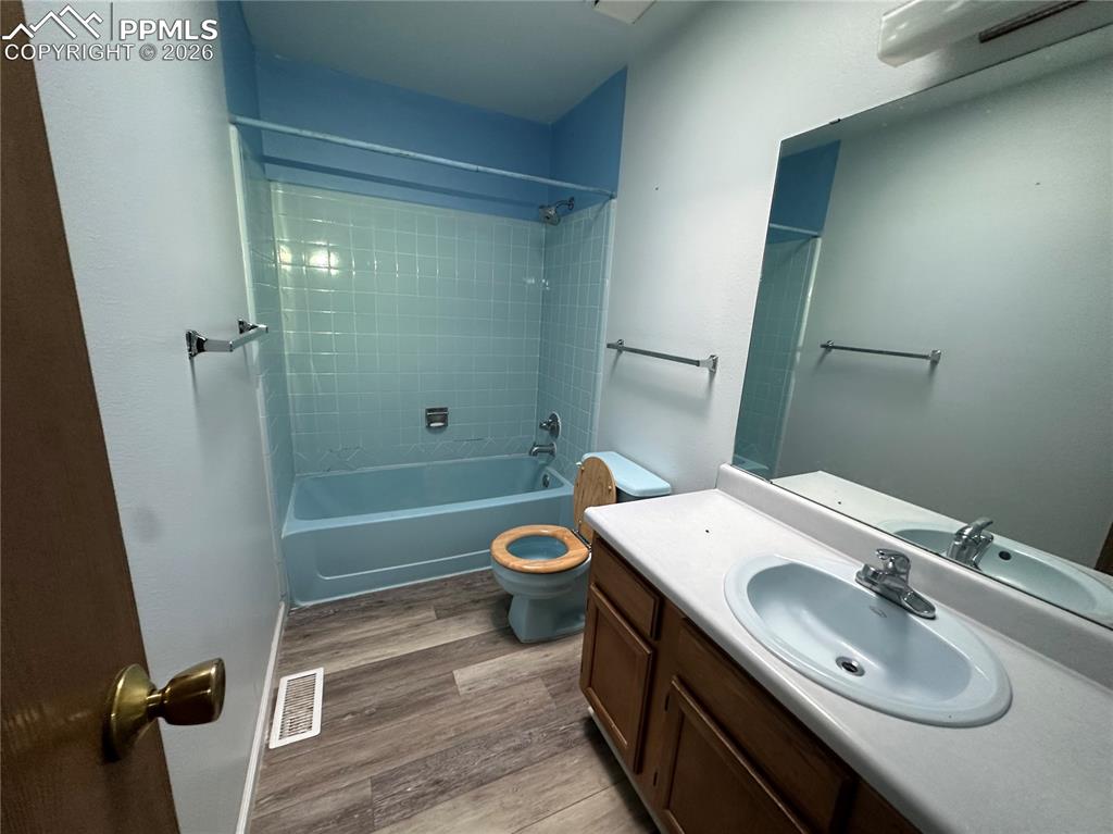 Image 6 of 12: Bathroom