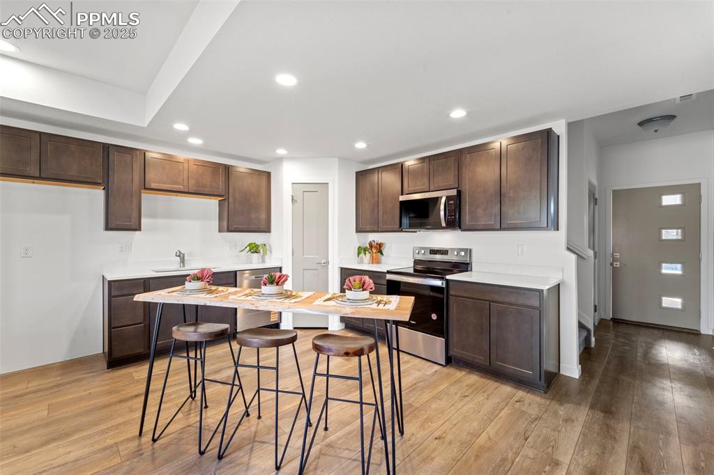 Image 4 of 19: Kitchen