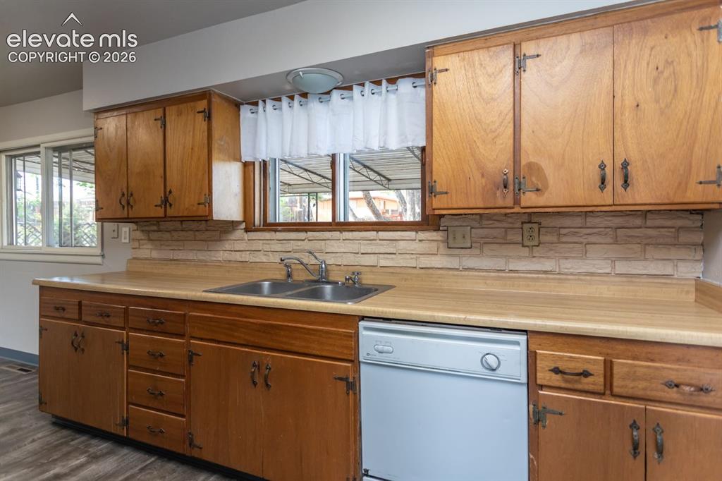 Image 11 of 33: Kitchen