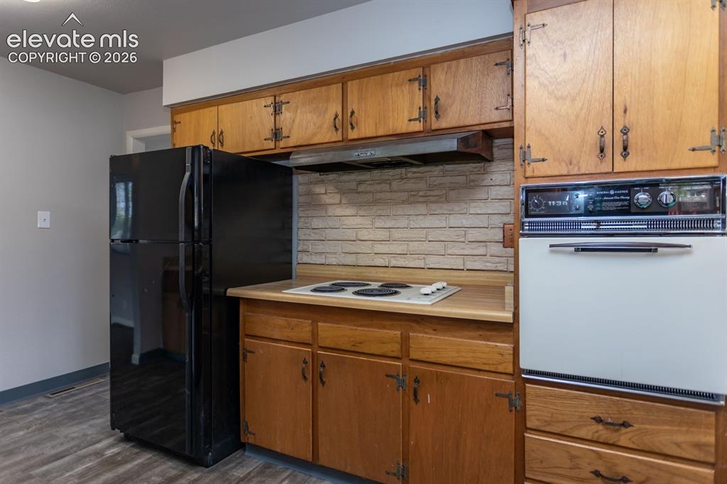 Image 12 of 33: Kitchen