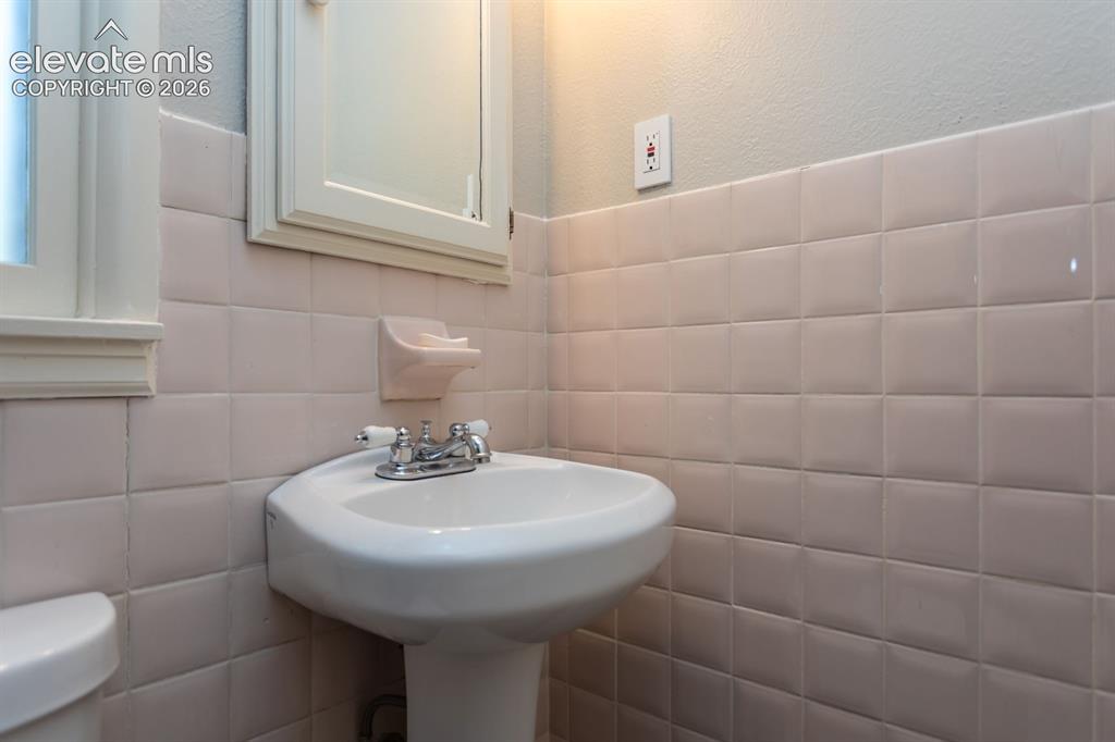 Image 16 of 33: Bathroom