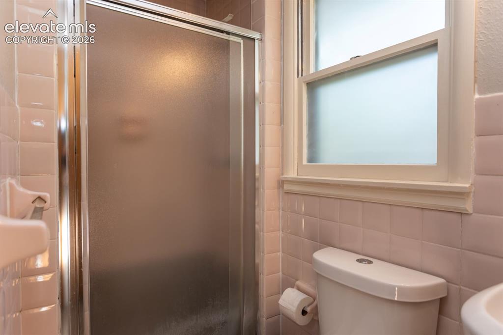 Image 17 of 33: Bathroom