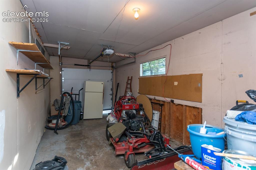 Image 18 of 33: Garage